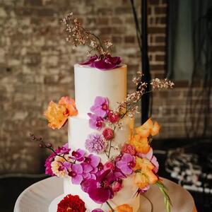 THE DETAILS ✨🍰 It's the little things that make a whole. And Ariella & Dan's wedding was a whole lot of magic. Featuiring rich blooms of magnificent colour, including magenta moth orchids, tangerine roses, & crimson dahlias, each arrangement & feature was a spectrum of beauty.

Bride & Groom: @ariellarother & @dan.rother
Florals & Styling: @thegroundsfloralsbysilva
Photographer: @hellosweetheartau
Venue: @thegrounds // @thegroundsevents

#TheGroundsFloralsBySilva