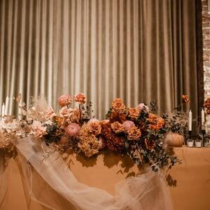 Warm, gentle hues for the colder months ahead 🌤️ When it comes to our off-season weddings, we've got the colour covered. The perfect way to bring natural warmth to the venue, we love to play with tonal families in each arrangement, creating beautiful themes that span the space. 

We still have space for all our winter brides 🤍 Get in touch with the team today to secure your date x

Florals & Styling: @thegroundsfloralsbysilva
Photographer: @amaraweddings_
Venue: @thegrounds // @thegroundsevents

#TheGroundsFloralsBySilva