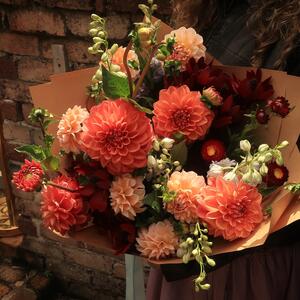 Stepping into autumn with softness, depth, and a little romance 🥰🍂🍁
Seasonal bunches thoughtfully gathered for you and designed to feel effortless - available in store and online 🤍 

#autumn #sydneyflorist #autumnvibes #groundsfloralsbysilva