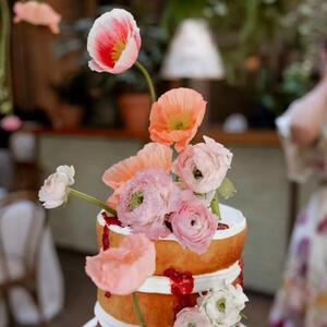 If the feeling of summer were a cake, it would look like this 🌷🍰 Decorated by the team, we used Ranunculus & Poppies in a spectrum of colours to create Melinda's rustic-chic bridal cake. Seconds anybody?

Bride To Be: @melinda_banos 
Florals & Styling: @thegroundsfloralsbysilva 
Photography: @lx2photography
Venue: @thegrounds // @thegroundsevents 

#TheGroundsFloralsBySilva