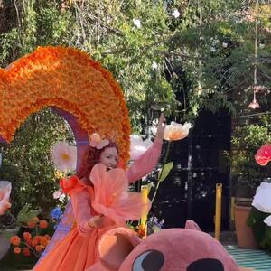 Inspired by the joyful world of @emmamemmamemma the laneways have come to life with colour, imagination and blooms, and you’ll find us in the heart of it all! 🌈💖✨💐

#thegroundsofalexandria #sydneyflorist #floralinstallation #thegroundsfloralsbysilva #sydneyflorist #flowershop #freshblooms #sydneyflowers #sydneyexperience #exploresydney